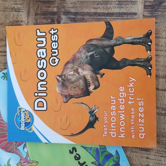 📚 Two Dinosaur Paperback Books French & English 📚 - Picture 2 of 8